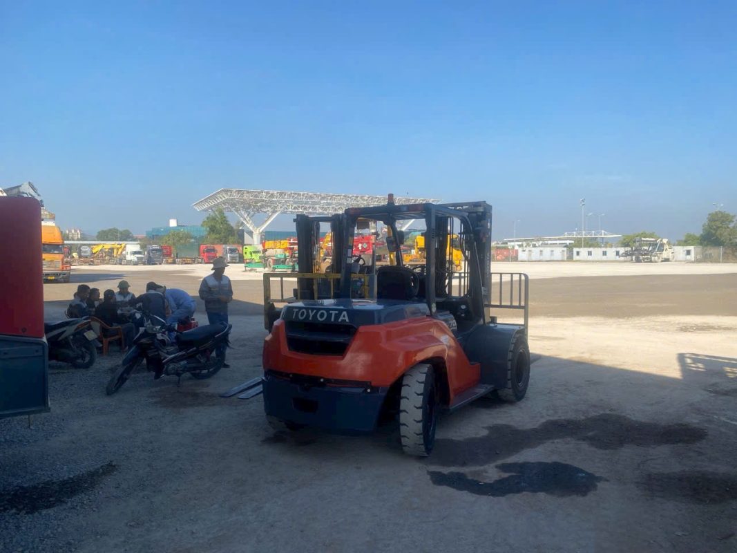 Xe nâng dầu Toyota 7 tấn bàn giao cho khách hàng tại Quảng Ninh, hoạt động bền bỉ, hiệu suất cao.
