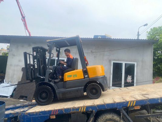 Xe nâng dầu TCM 2.5 tấn tại nhà máy môi trường Hưng Yên.
