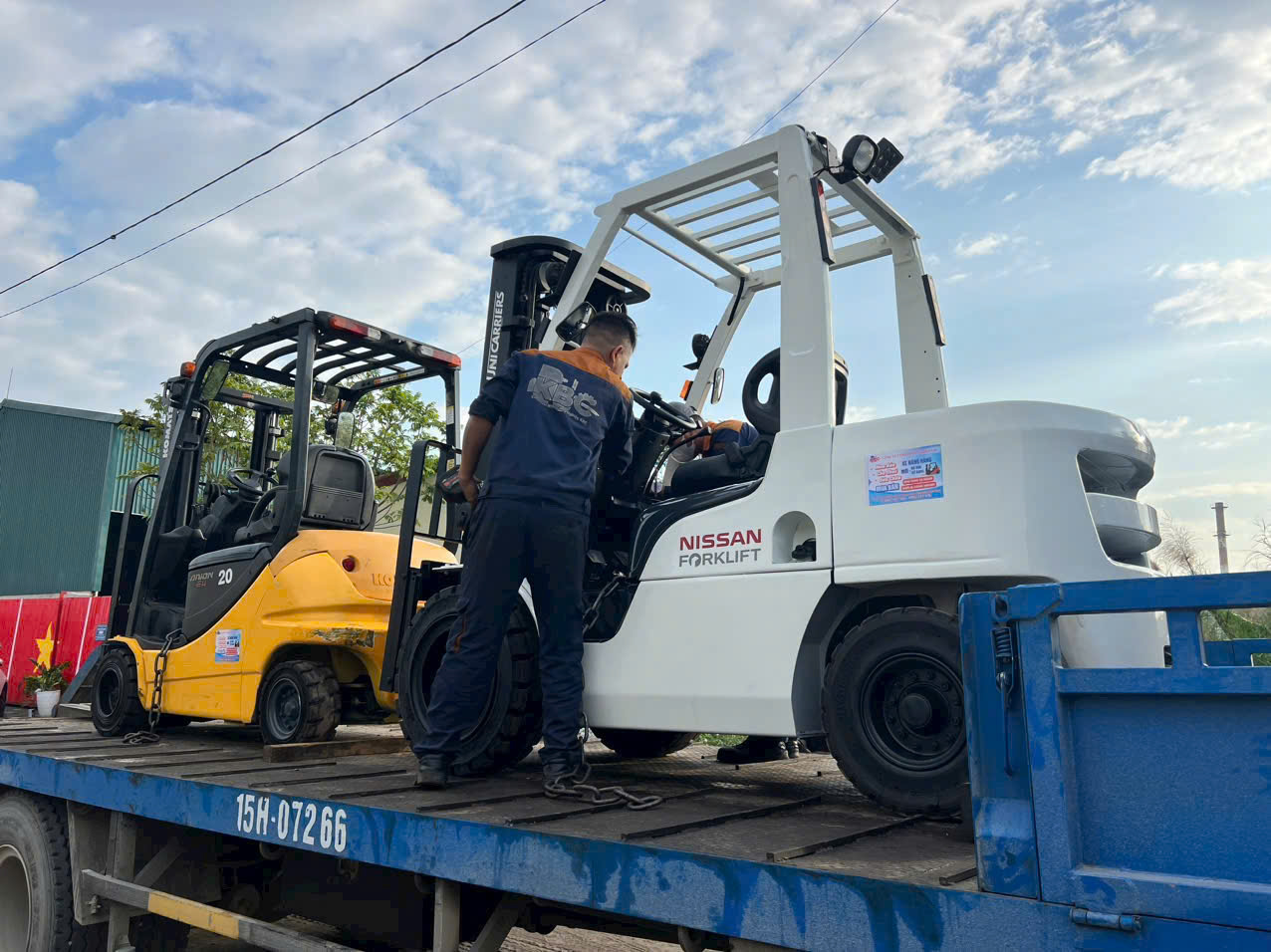 Xe nâng dầu Nissan 2.5 tấn và xe nâng điện Komatsu 2 tấn bàn giao tại Hải Phòng