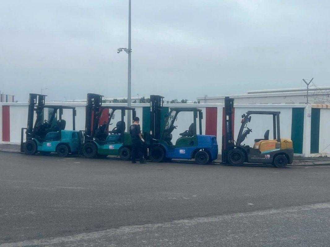 Hình ảnh bàn giao xe nâng Unicarriers và Sumitomo tại nhà máy VinFast Hải Phòng.