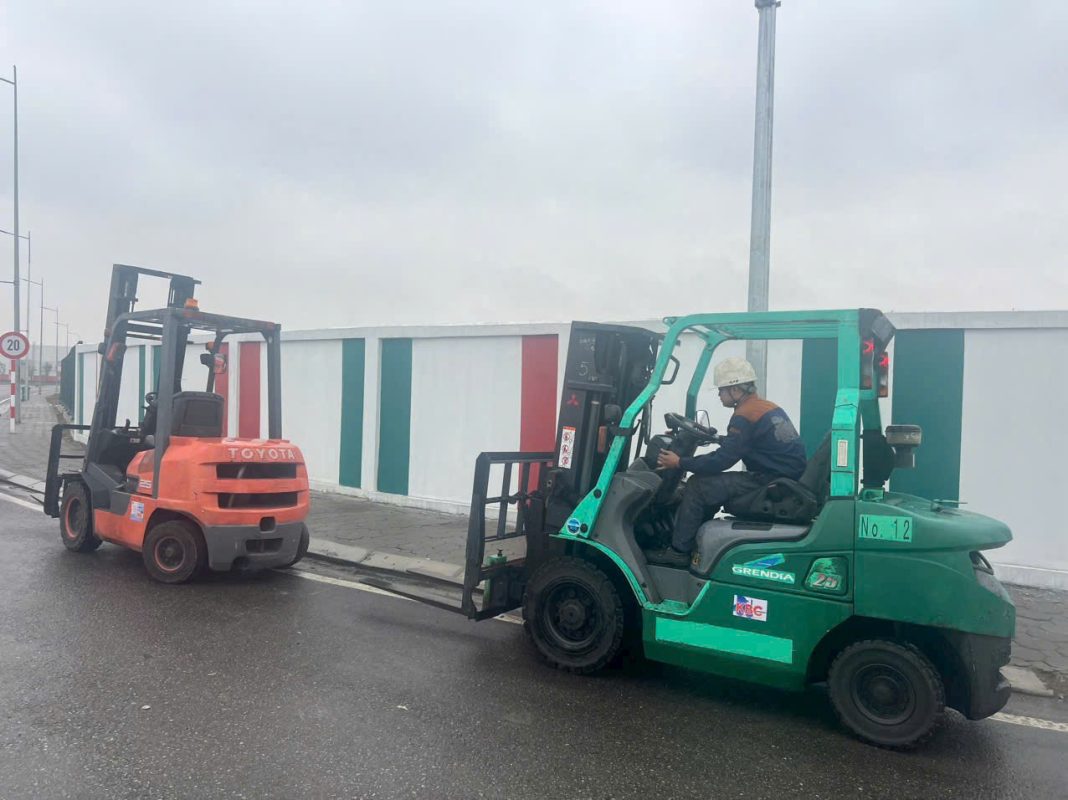 Hình ảnh bàn giao xe nâng Unicarriers và Sumitomo tại nhà máy VinFast Hải Phòng.