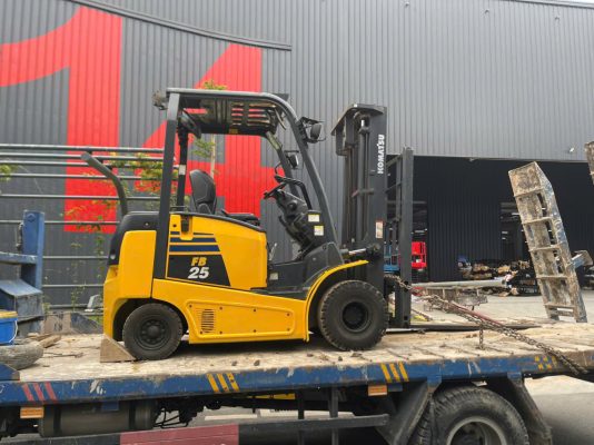 KBC bàn giao xe nâng điện Komatsu 2.5 tấn (FB25-12) cho thuê tại Quảng Yên, Quảng Ninh. Xe nhập khẩu Nhật Bản, vận hành mạnh mẽ, tiết kiệm nhiên liệu.