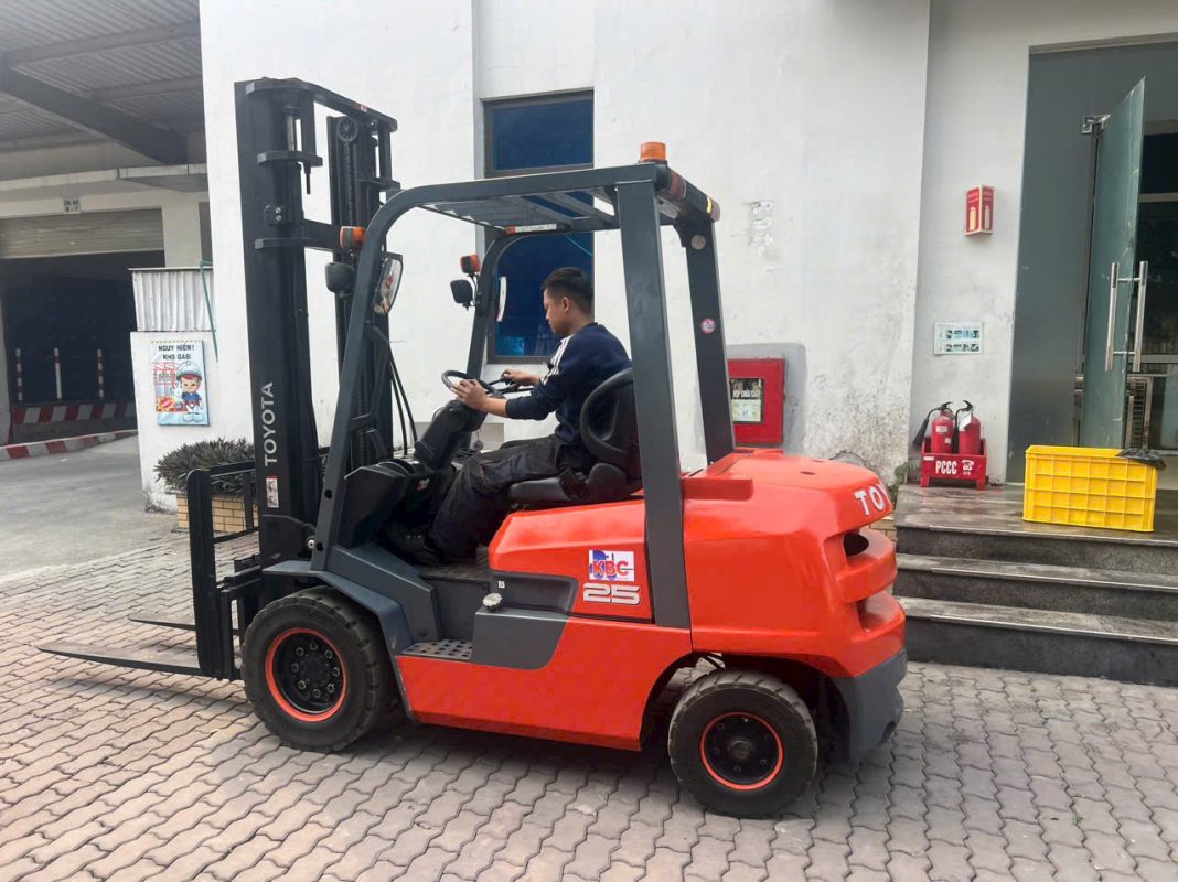 xe nâng dầu Toyota 2.5 tấn model FDZN25 xe nâng Nhật Bản đã qua sử dụng, được nhập khẩu và kiểm định chất lượng kỹ lưỡng, đảm bảo vận hành ổn định, bền bỉ.