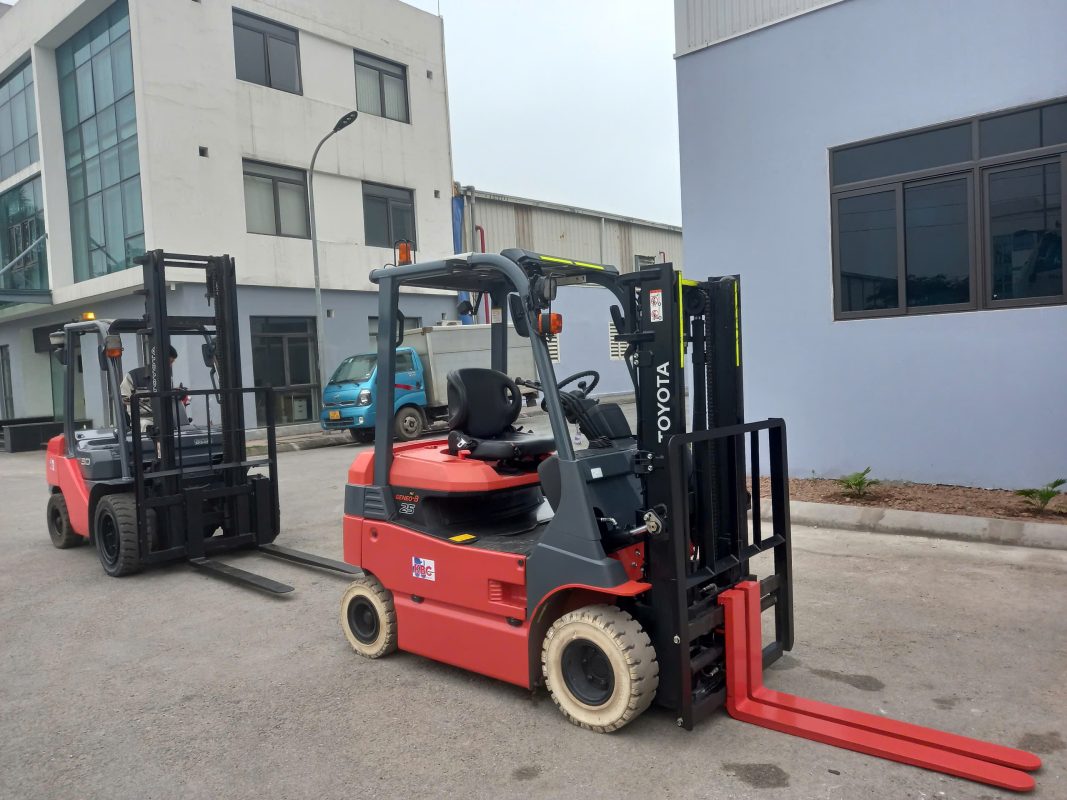 KBC bàn giao xe nâng dầu Toyota 3 tấn và xe nâng điện Toyota 2.5 tấn tại KCN Tràng Duệ, Hải Phòng. Xe chất lượng Nhật Bản, vận hành bền bỉ, hiệu suất cao.