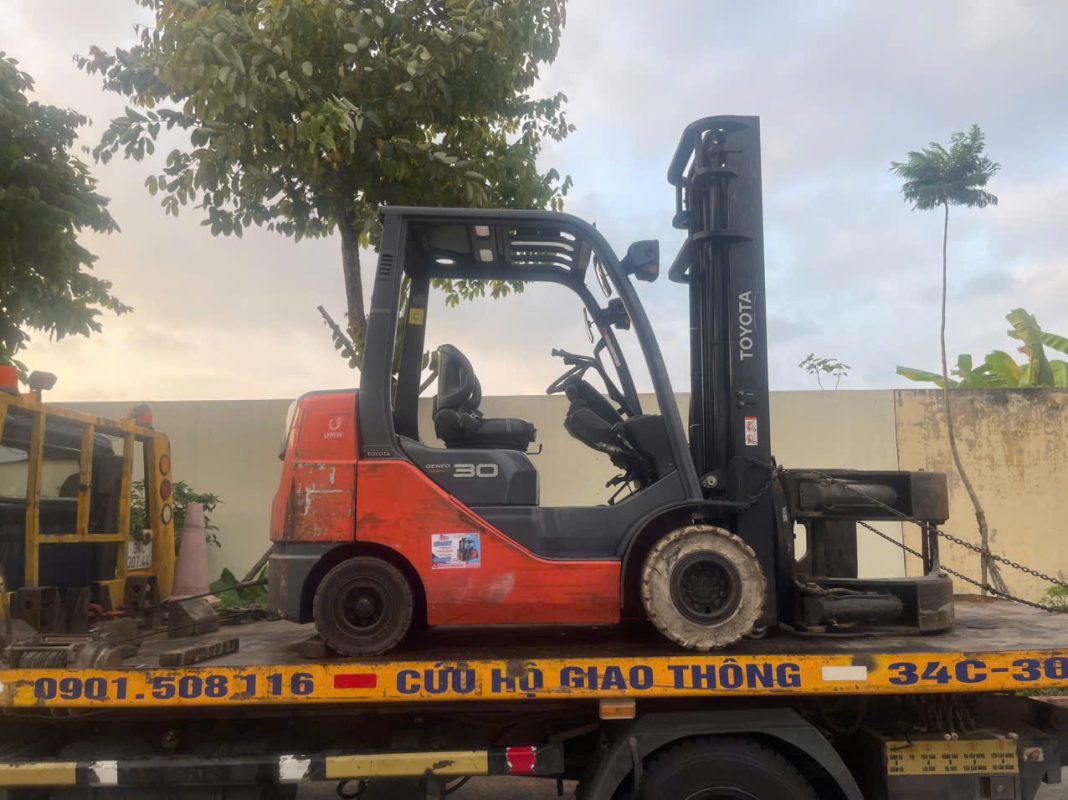 Xe nâng kẹp tròn Toyota 3 tấn đã qua sử dụng được Xe nâng KBC bàn giao tận nơi cho khách hàng tại Hải Phòng.
