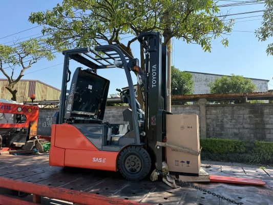 Xe nâng điện Toyota 8FBE18 FSV 4700 mới 100% bàn giao bởi KBC tại Hải Phòng, trang bị bình điện TSB và máy sạc đi kèm.